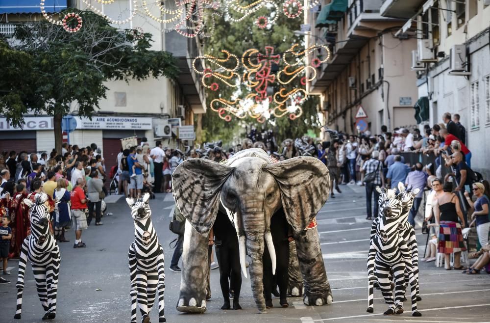 La filà Negros Kabileños asombra en su entrada en el barrio alicantino