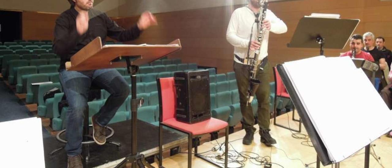 El músico lalinense Xocas Meijide (dcha.), ensayando con la Banda Municipal de Música de Santiago de Compostela, junto a su director titular Juan Miguel Romero.