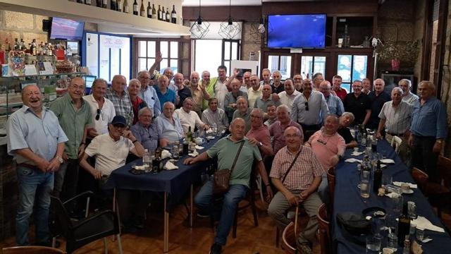 Exalumnos de las promociones de 1965 a 1980, reunidos para celebrar.