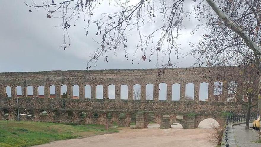 Video | Importante crecida del Albarregas a su paso por Mérida