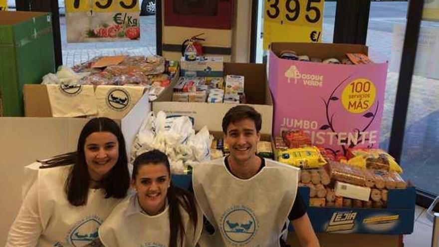 Voluntarios de la cofradía del Cautivo participaron en La Gran Recogida de este año.