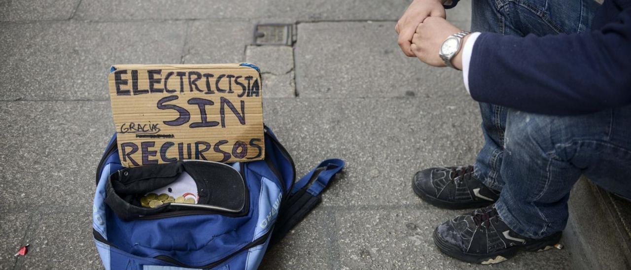 Una persona pide dinero en la calle. / BRAIS LORENZO