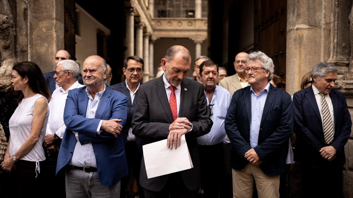 Unos cincuenta jueces y fiscales esperan a dar el manifiesto a las puertas del Tribunal Superior de Justicia de Aragón en Zaragoza por la repulsa a la reforma del acceso a la carrera judicial, este miércoles.