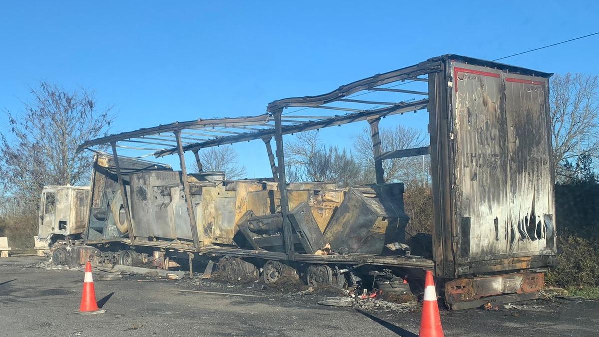 Así ha quedado el camión incendiado en la N 122 .