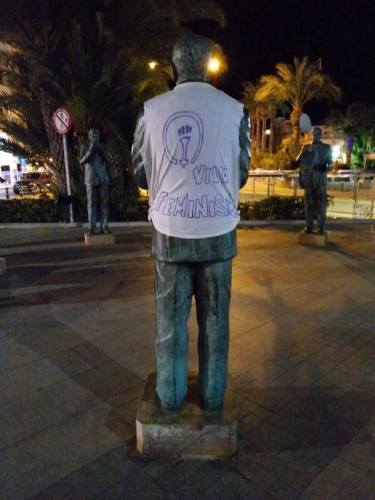 Gran parte de las esculturas urbanas han sido ataviadas en las últimas horas con lemas feministas de apoyo a la huelga y las movilizaciones del 8-M