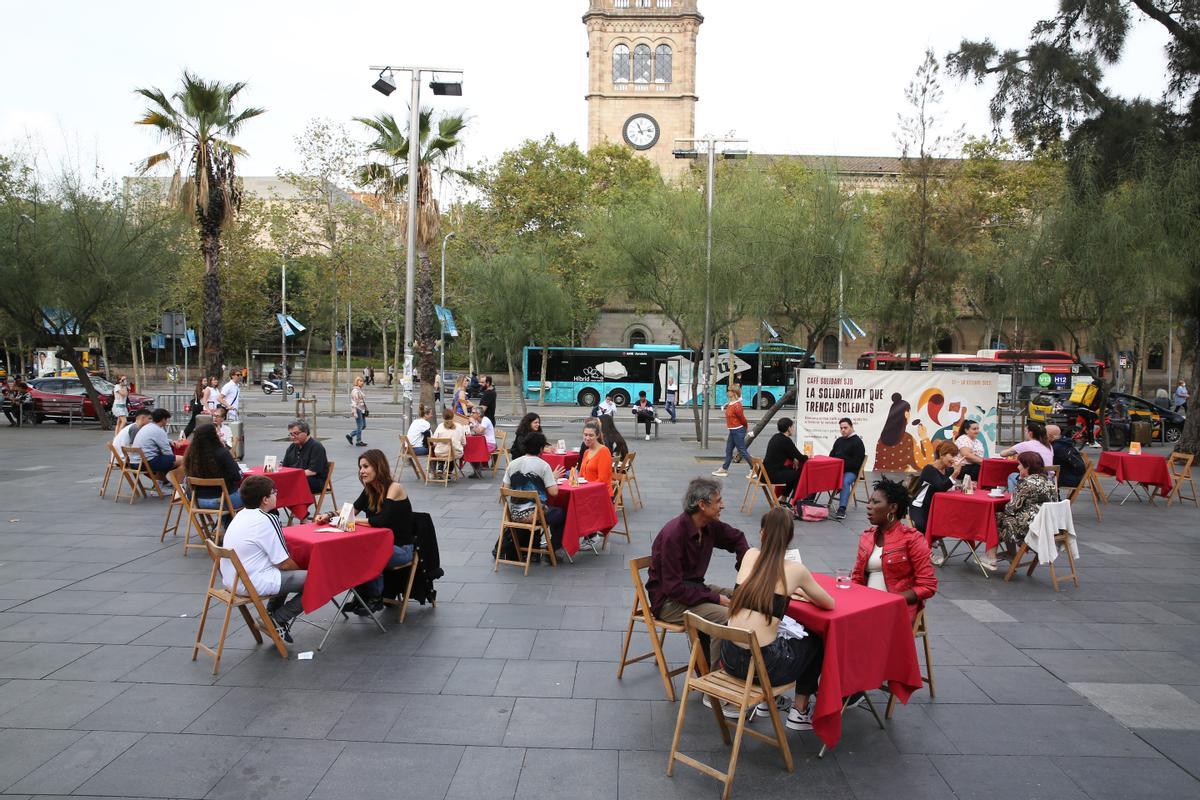 Campaña del Hospital Sant Joan de Dèu Cafè Solidari contra la soledad no deseada en la plaça Universitat de Barcelona