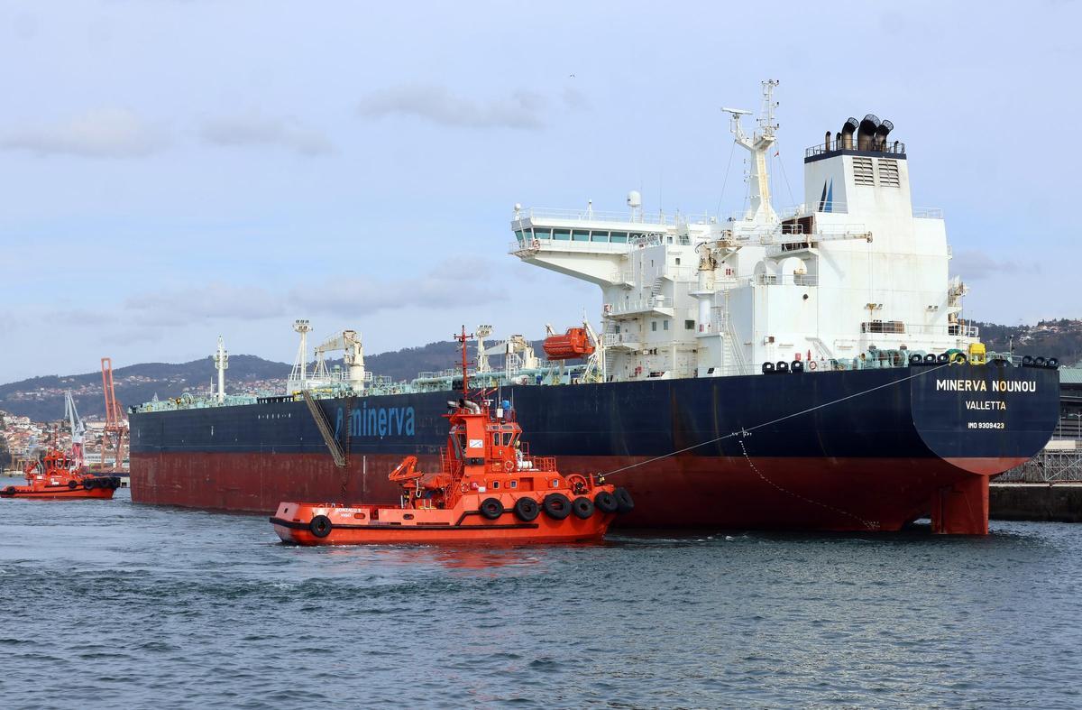 Maniobra de atraque apoyada por remolcadores del petrolero "Minerva Nounou" en Vigo