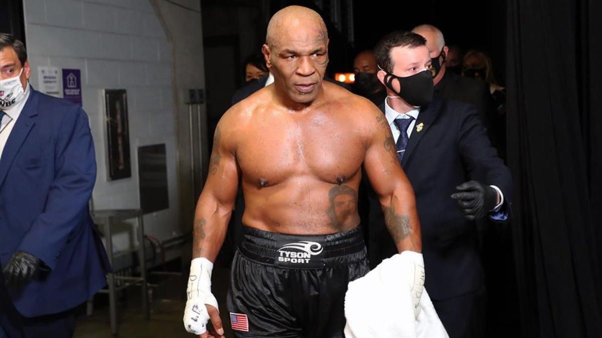 Mike Tyson sale del ring después de recibir un empate dividido contra Roy Jones Jr
