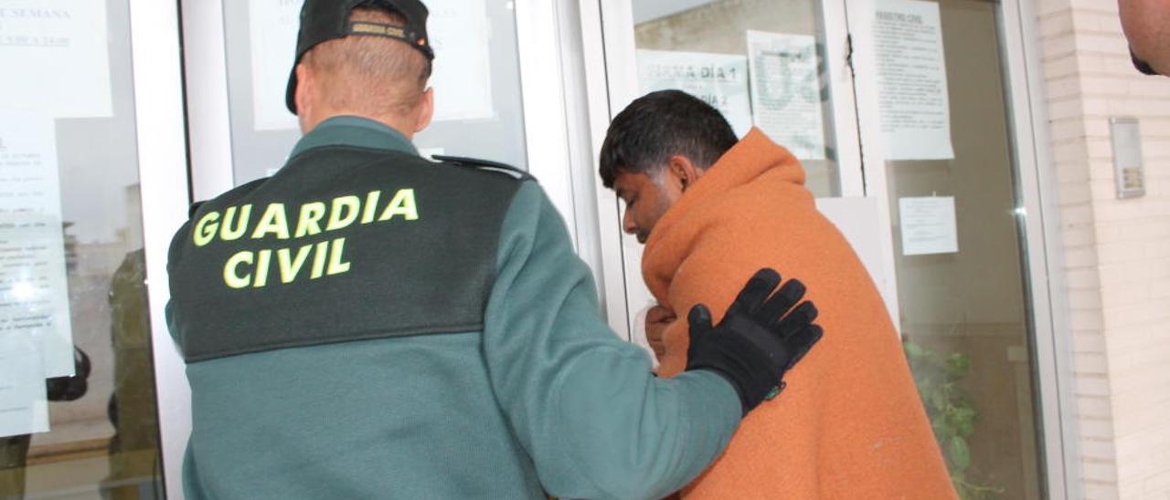 El detenido entra en el juzgado de Torrevieja