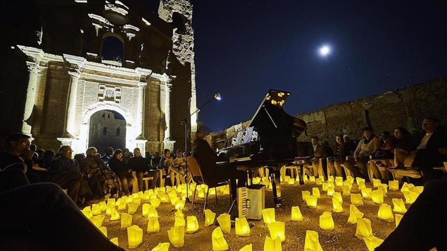 Belchite se ilumina con velas en homenaje a los supervivientes y la paz