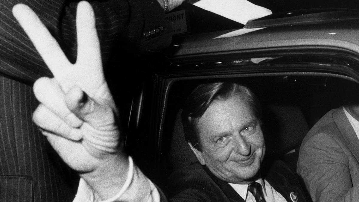 Olof Palme hace el signo de la victoria tras ganar unas elecciones en 1982.
