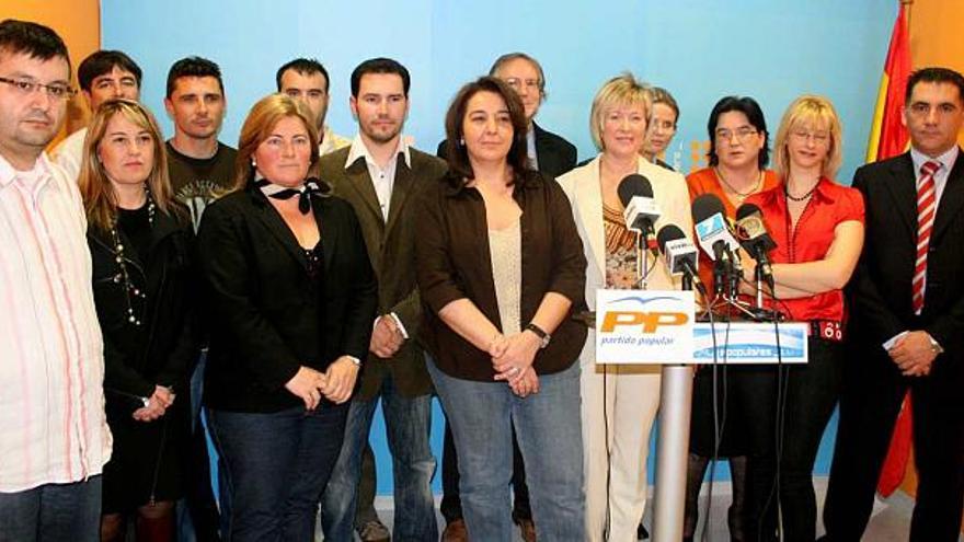 Foto de familia del equipo de gobierno del PP de Elda, todavía con Ricardo Monzó, a la derecha de la imagen.
