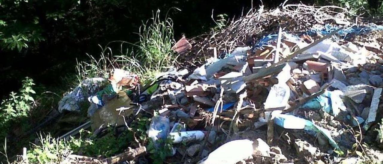 Residuos depositados en el vertedero de Oirós, muy cerca de la carretera PO-205.