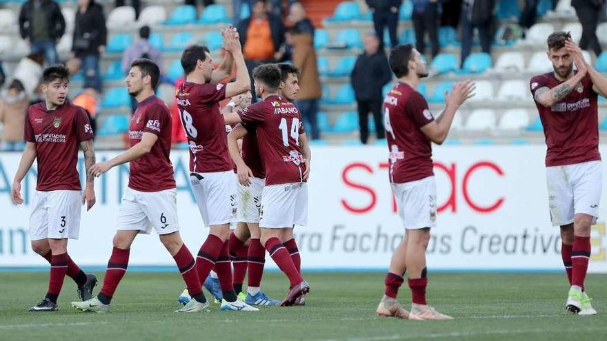 Los jugadores del Pontevedra aplaudieron al finalizar el encuentro a la afición desplazada a Ponferrada, agradeciéndole su apoyo. // Área 11