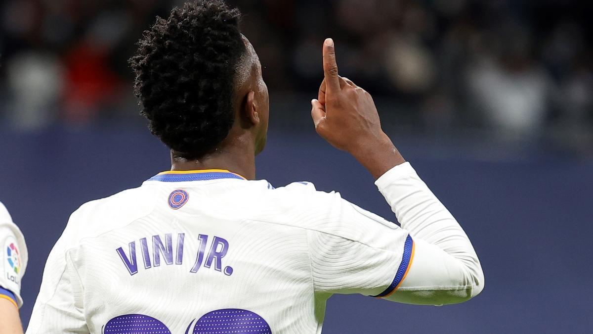 Vinicius celebra uno de sus goles ante el Valencia.