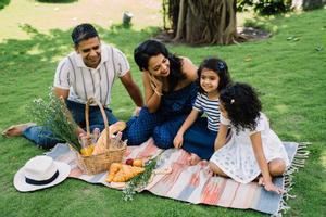 Hacer un picnic con la familia es un plan divertido y barato.