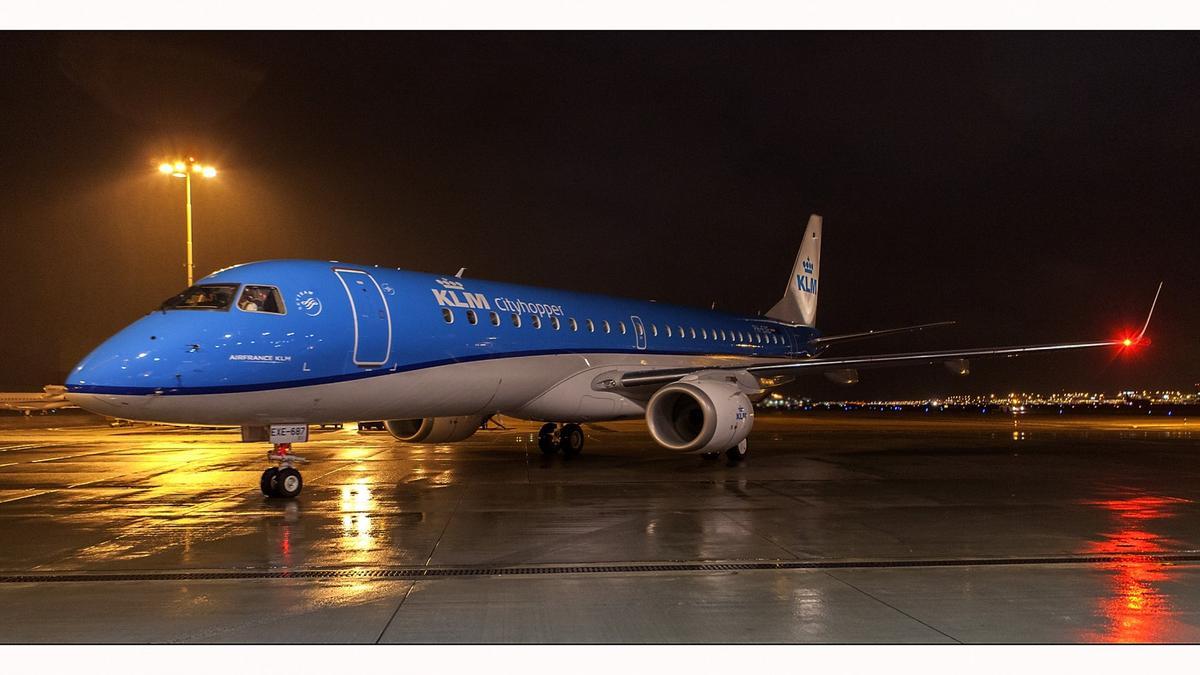 Embraer 190 de KLM con el que operará la ruta entre Santiago y Ámsterdam
