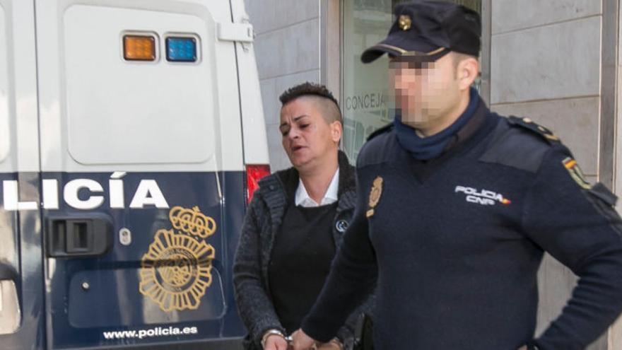 La acusada llega detenida a la Audiencia para el juicio.