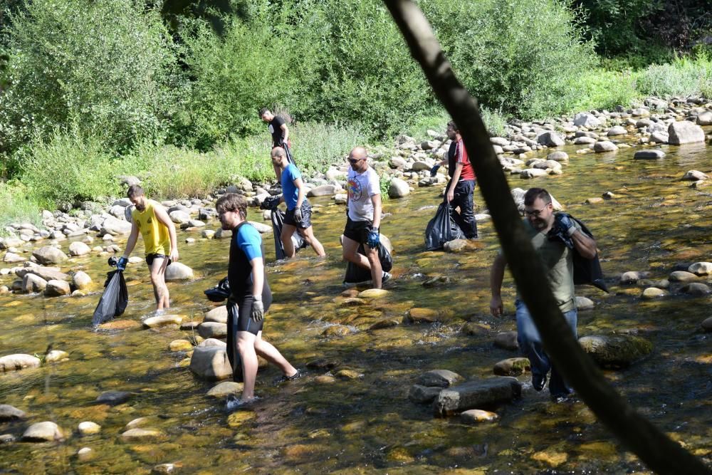 Limpieza del río tras el Descenso del Nalón en Laviana