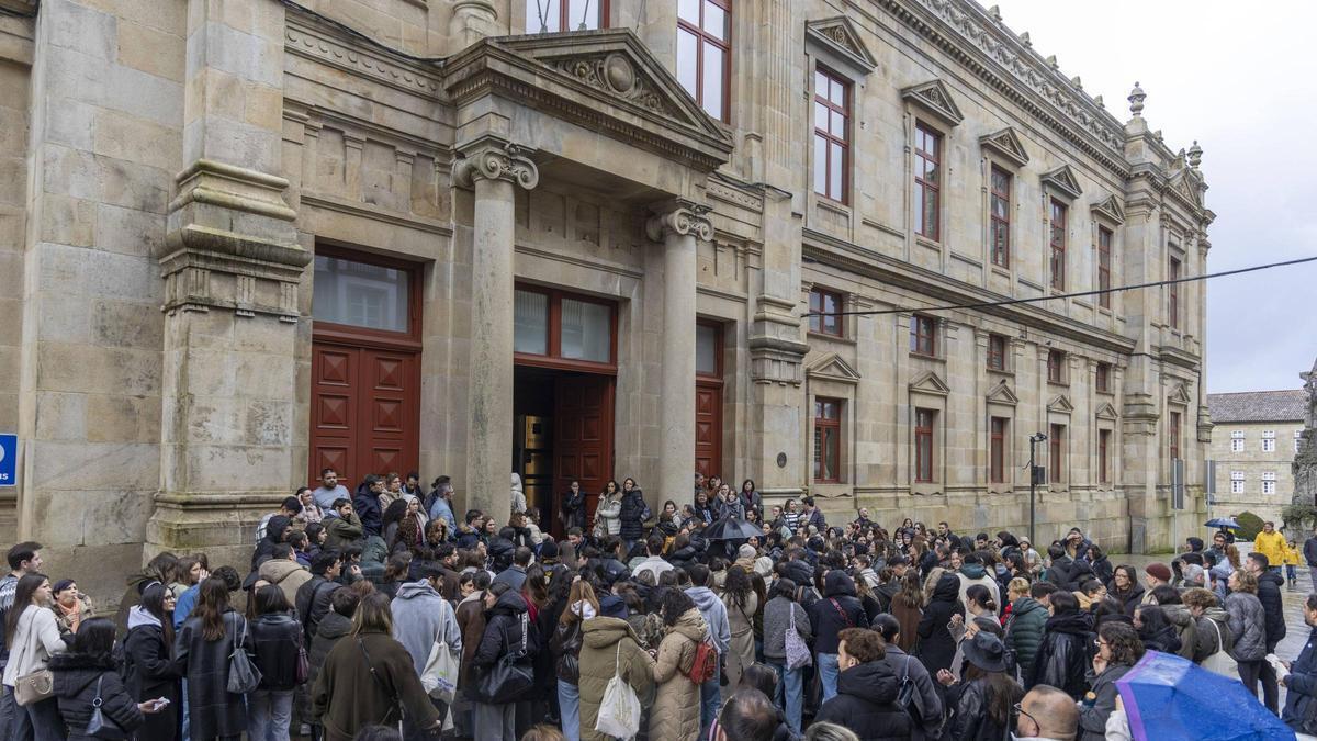 Participantes en una convocatoria del examen MIR en la Facultade de Medicina de Santiago.