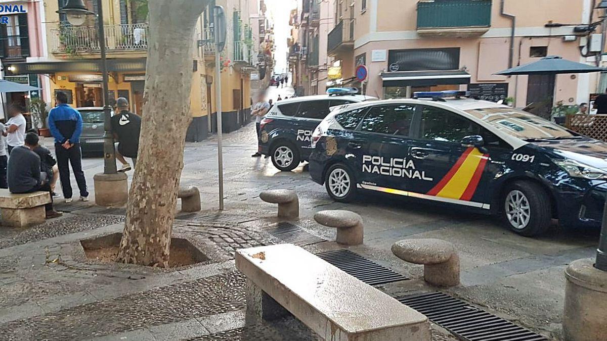 Patrullas de la Policía Nacional, durante una intervención en la plaza Drassana, en Palma.