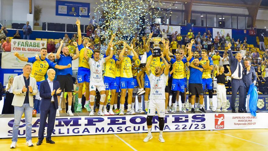 El Guaguas levanta la copa de campeón de la Superliga