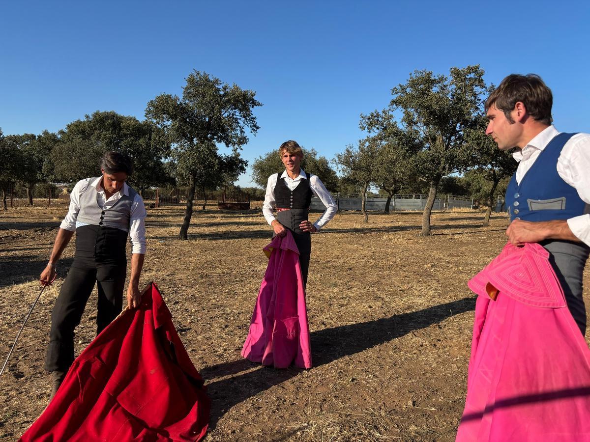 GALERÍA | Alumnos de la Escuela Taurina de Navas del Rey participan en una retienta en la ganadería Toros Villalpando