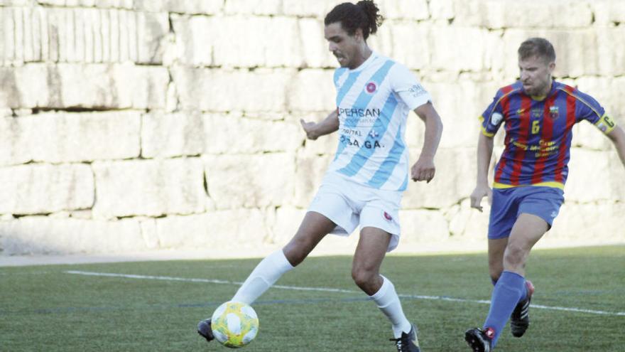 Viti golpea la pelota ante la presión del capitán del Pontellas, ayer en Porriño. // Yedra Seara