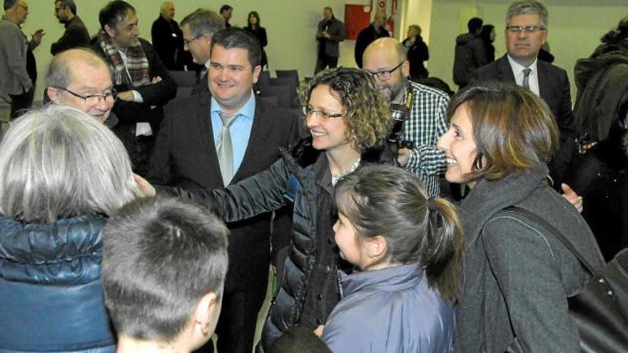 La consellera Ruiz (al centre) saludant els familiars d&#039;Antoni Massegú (segon per l&#039;esquerra)