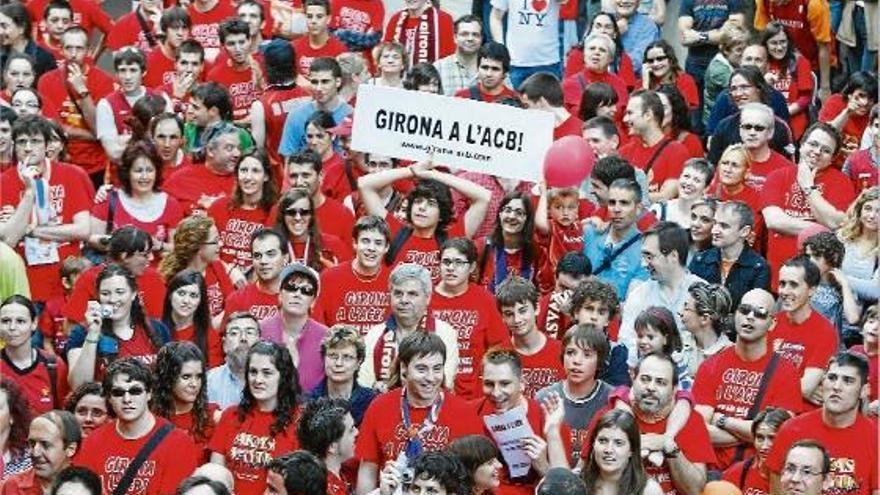 Una imatge de la manifestació per demanar la supervivència del CB Girona a l&#039;elit el passat mes de juny.