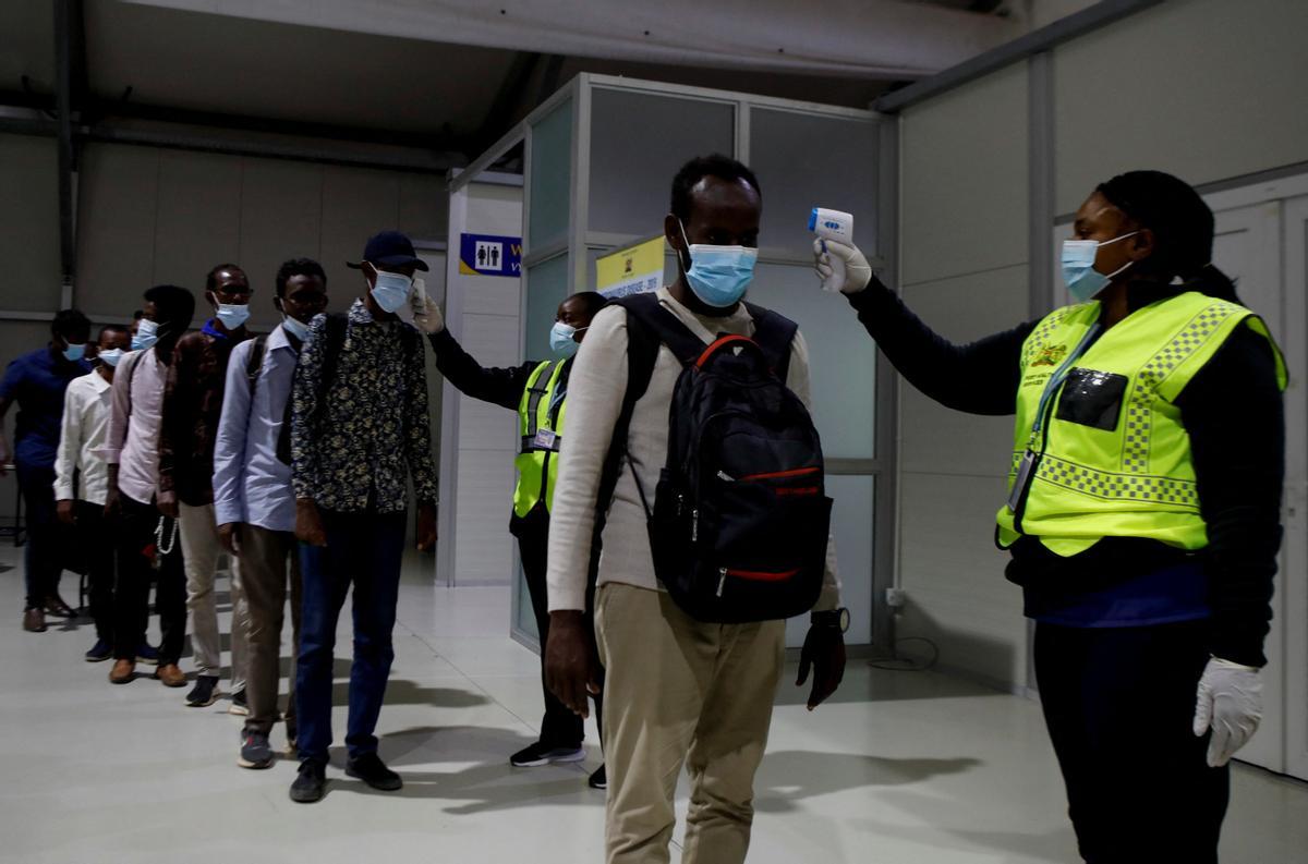 Ciudadanos de Kenia y de Somalia son evacuados en avión desde Jartum, la capital de Sudán