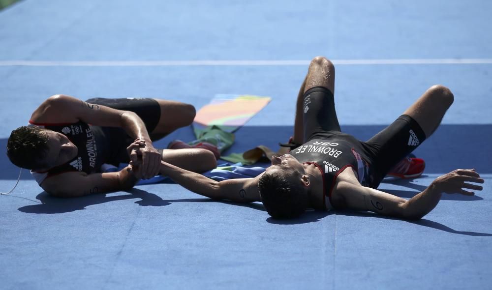 Los hermanos Brownlee yacen exhaustos en el suelo tras acabar primeros en el triatlón.