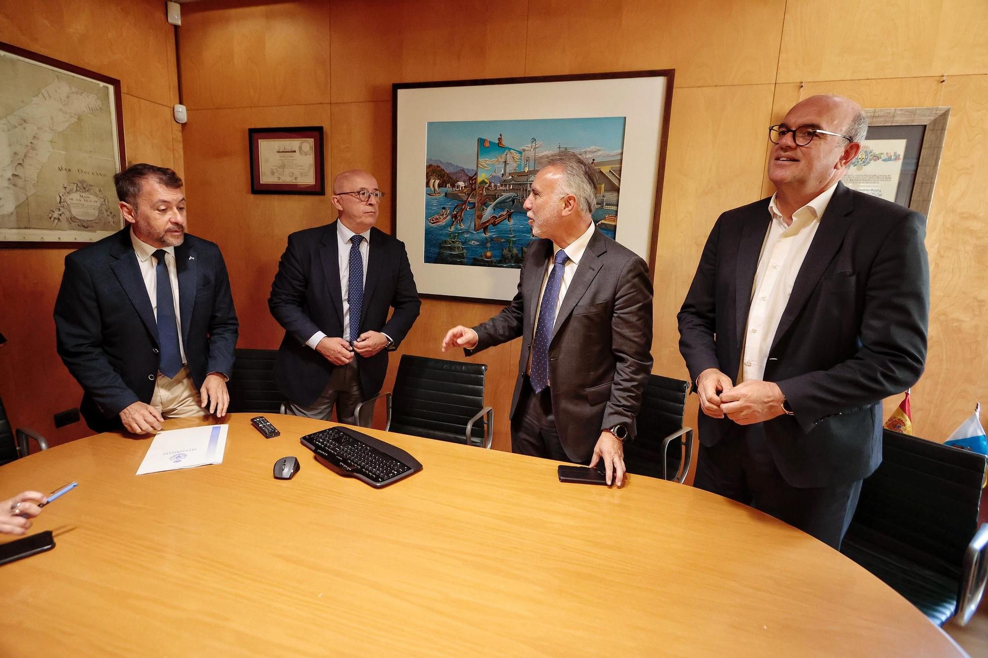 Visita del ministro Ángel Víctor Torres al Puerto de Santa Cruz