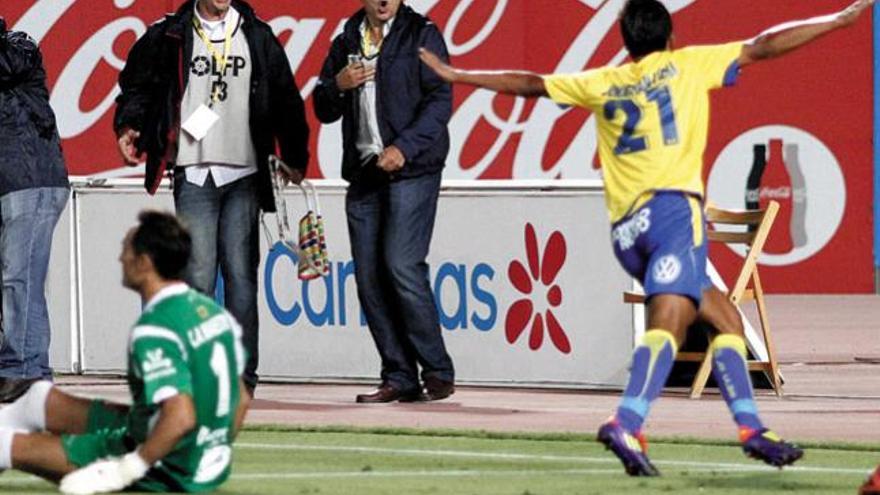 Jonathan Viera celebra el gol de la UD Las Palmas en el minuto 89 de partido.