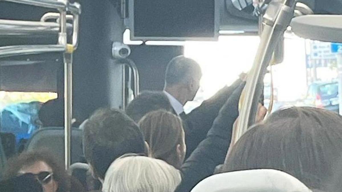 Pasajeros en bus en Oleiros