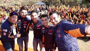 Fujinami, Busto, Márquez, Pedrosa y Bou, en el colegio.