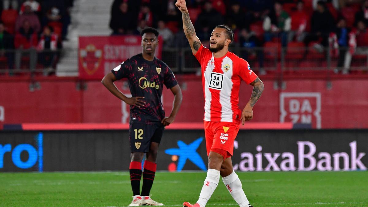 Luis Suárez celebra su gol ante el Sevilla durante el partido de dieciseisavos de la Copa del Rey disputado este sábado en el UD Almería Stadium.