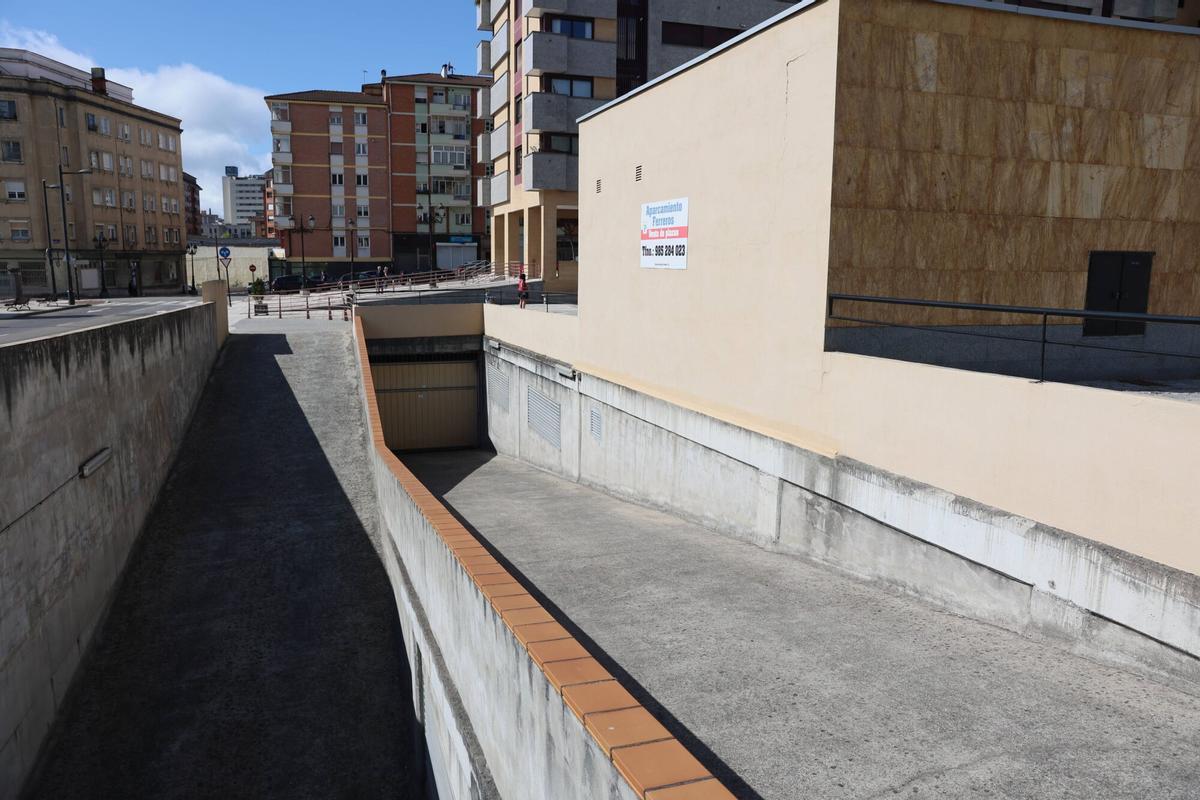 La entrada al parking de Ferreros.