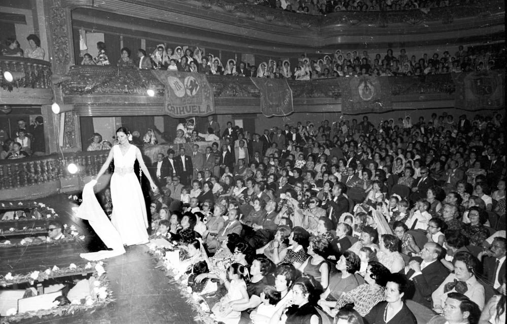 Estos días en los que deberíamos estar celebrando la Gala de elección, recordamos las imágenes de Perfecto Arjones tomadas en los años 60-70.