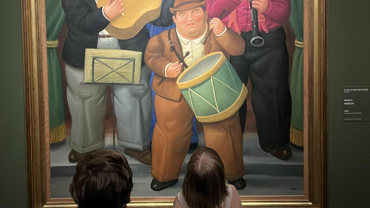 Dos niños miran un cuadro de Botero en el Palau Martorell.