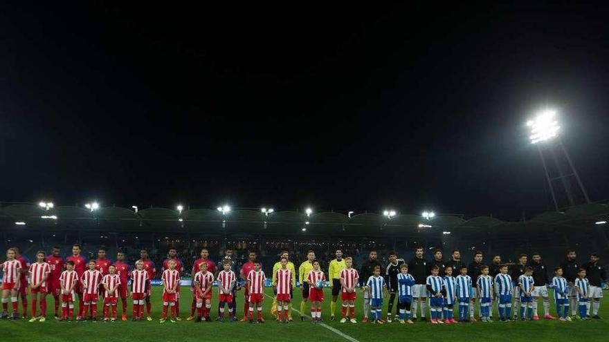 Panamá e Irán forman antes de iniciarse el partido, en el que también participó el fabrilista Ismael Díaz.