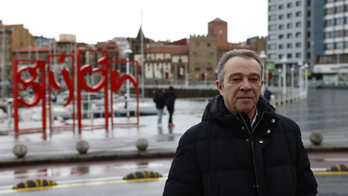 José Manuel del Pino, con el puerto deportivo y Cimavilla al fondo.