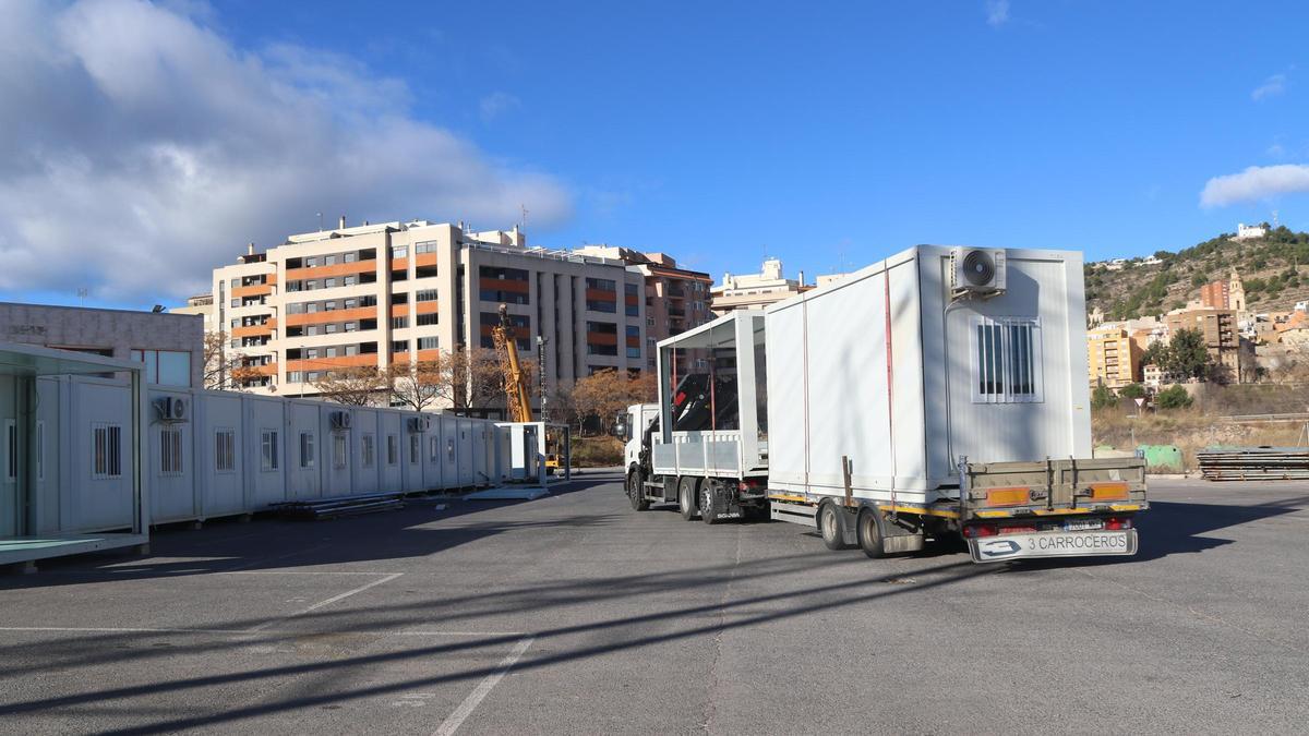 La Generalitat Valenciana está instalando en la campa de camiones, solar contiguo al instituto, las aulas prefabricadas a las que se trasladará al alumnado mientras dure la ejecución de las obras en l'Alcora.