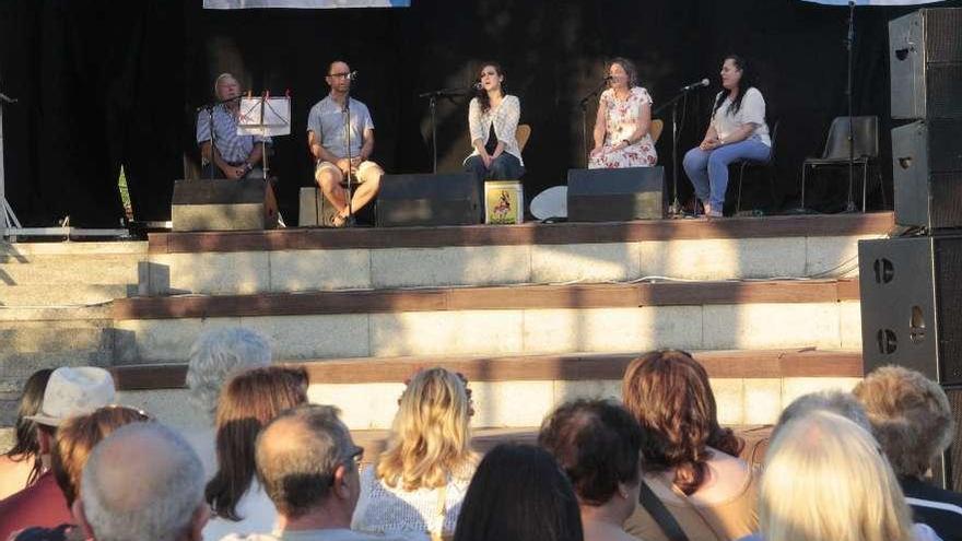 Una de las actuaciones ofrecidas ayer en la plaza de la Casa de Cultura de Seixo.  // Santos Álvarez