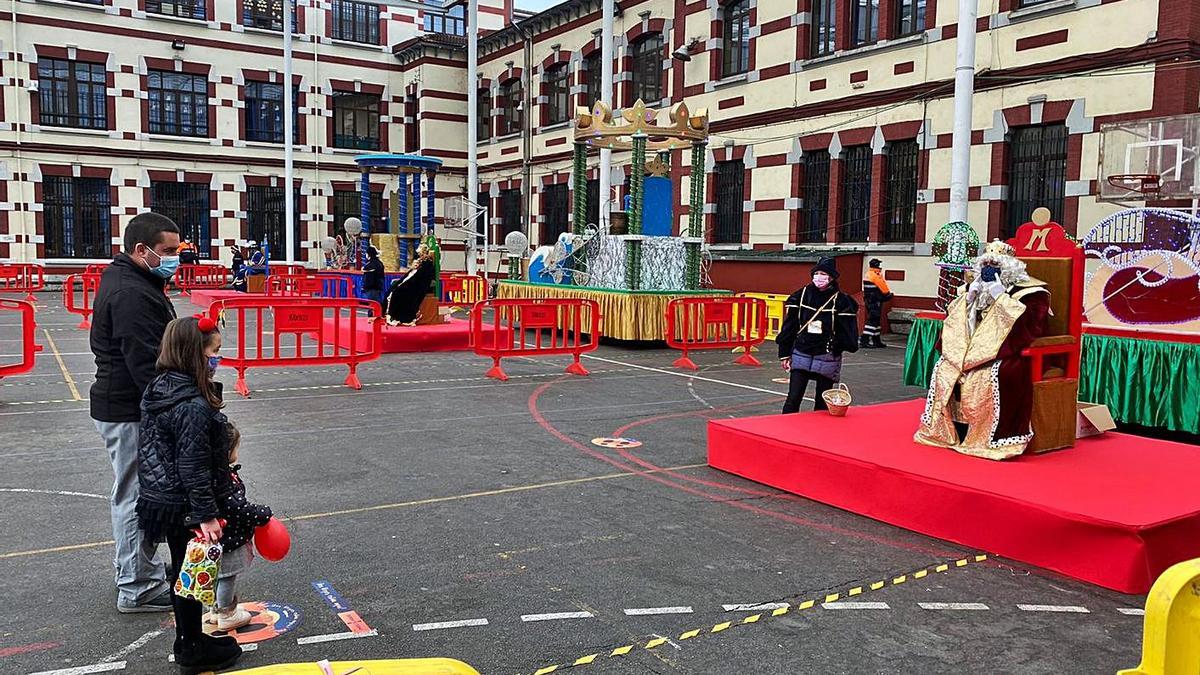 Arriba, Sus Majestades en Mieres; sobre estas líneas, la recepción en el Ayuntamiento de Langreo; en el círculo, los Reyes a su llegada a un nevado Barredos, en Laviana. | Vivas / E. P.