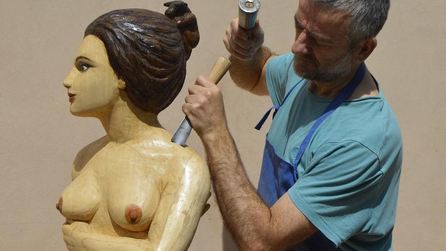 Pepe Yagües, tallando una escultura de Hera.