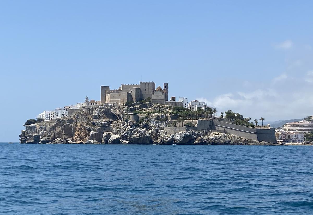 El castillo está emplazado en la zona más alta del peñón de roca, alcanzando una altura de 64 metros sobre el nivel del mar.