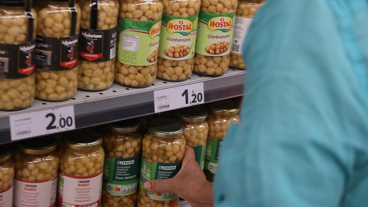 Diversos productes de marca de fabricant i de &quot;marca blanca&quot; en un supermercat de Barcelona