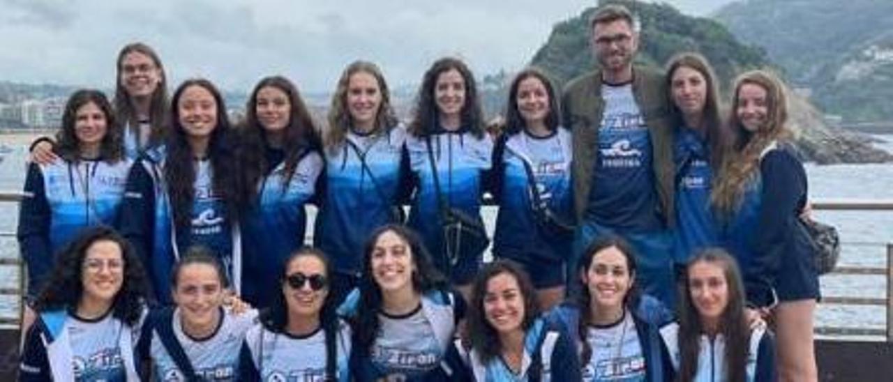 La tripulación femenina de la SD Tirán con su técnico. |  // FDV