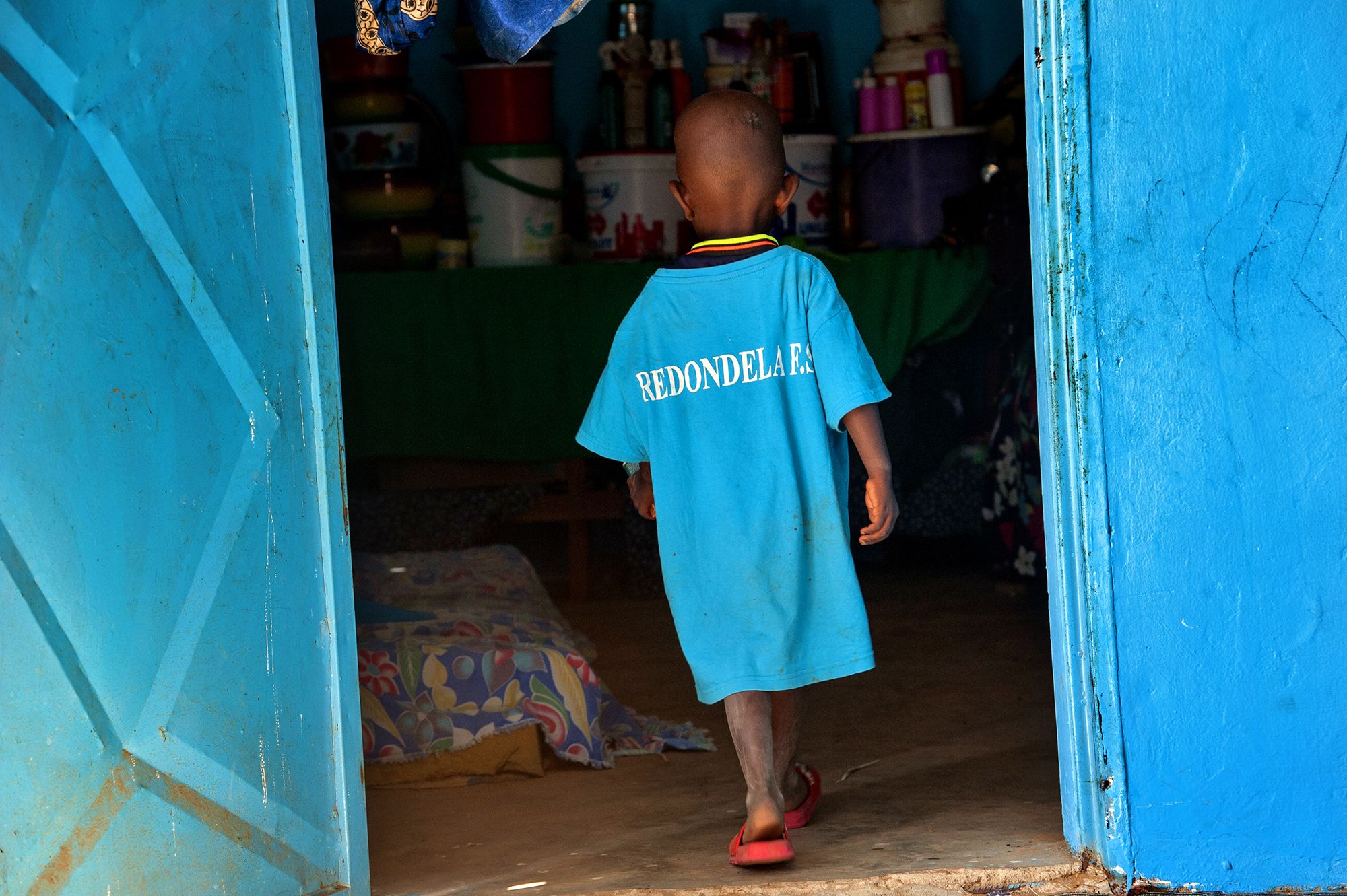 Un niño de uno de los poblados cercanos a la escuela que la ONG tiene en Senegal